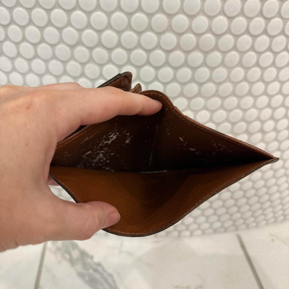 Louis Vuitton Wallet- Authentic - Picture 8 of 9